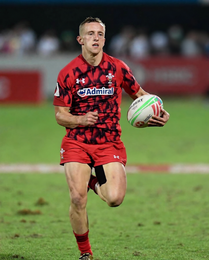 Ben Jones playing for Wales Sevens, running with the ball